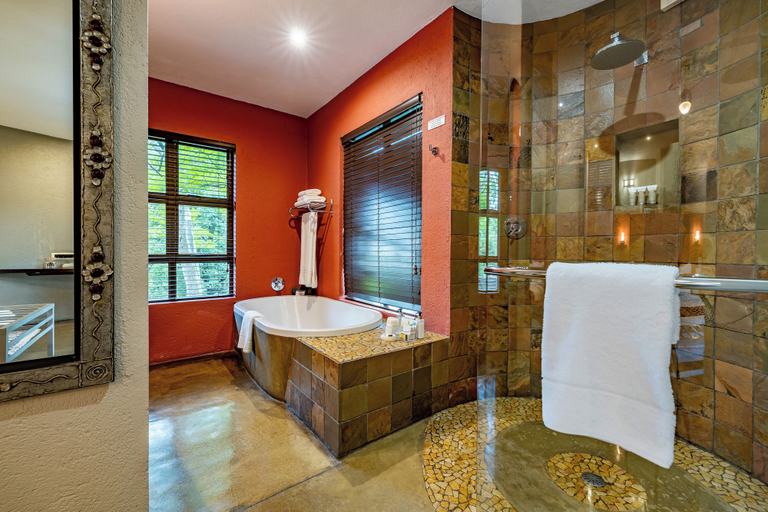 Bathroom 5, Francolin Lodge, Ehlanzeni