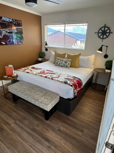Bedroom 2, Red Rock Inn Cottages, Washington