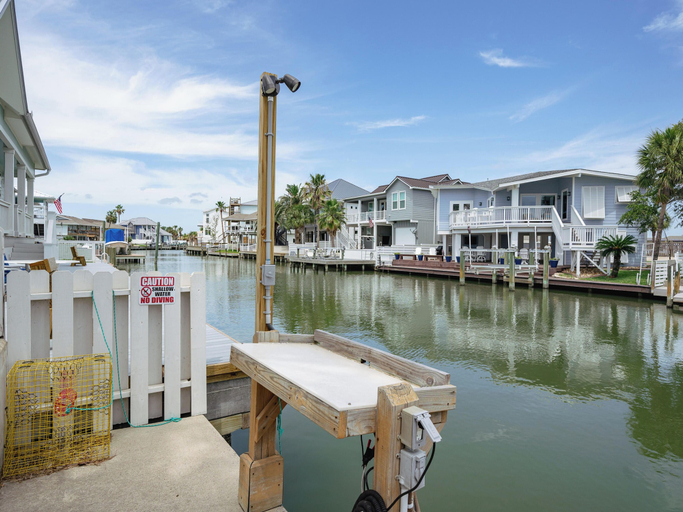Exterior & Views 2, Flamingo House by Miss Kitty’s, Aransas