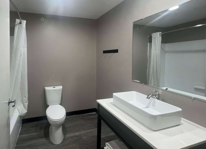 Bathroom 3, Studio 6 Oklahoma City - Moore/Norman, Oklahoma