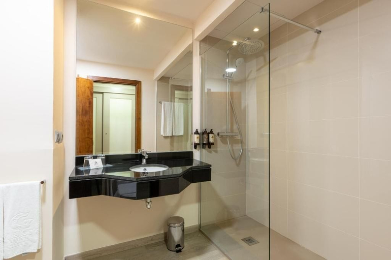 Bathroom 5, Vila Gale Isla Canela Resort Hotel, Huelva