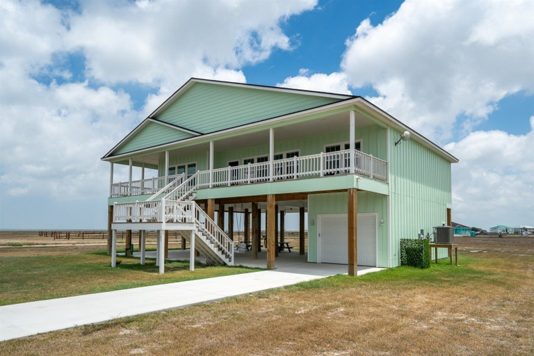 Exterior & Views 2, Lucky13 by Miss Kitty’s, Aransas
