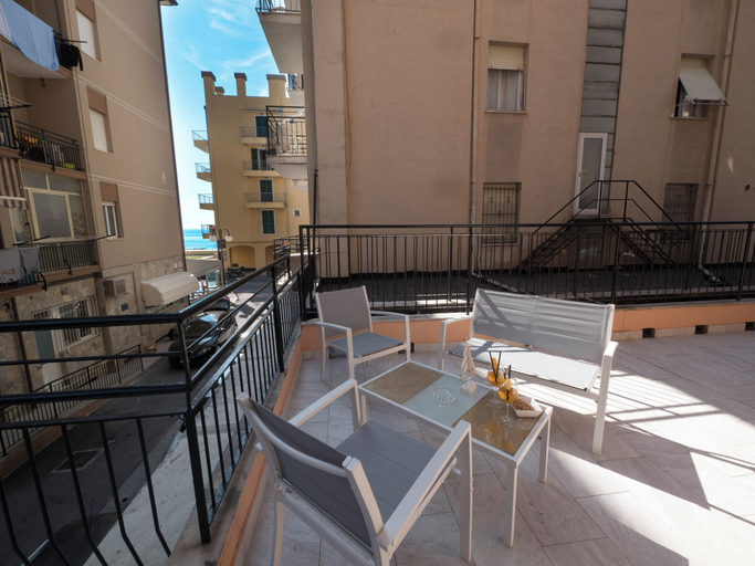 Others 5, Hotel Continental, Savona