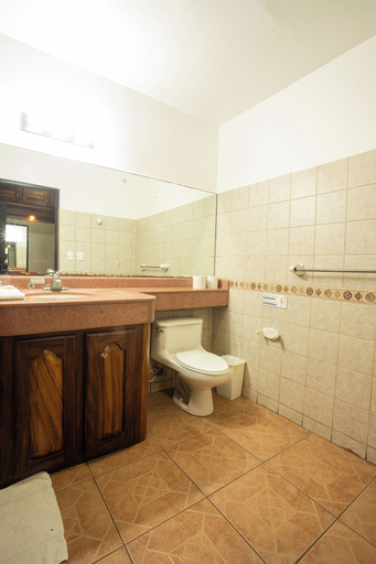 Bathroom 3, Inn on the Park, Aguirre