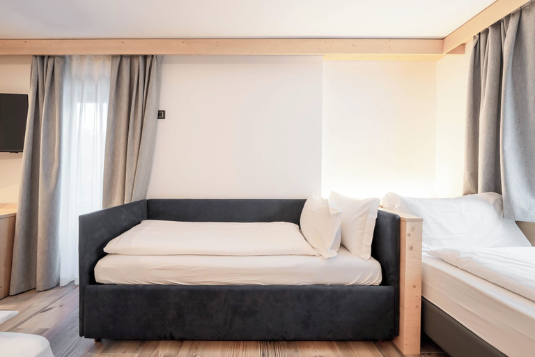 Bedroom 4, Spires Hotel, Trento