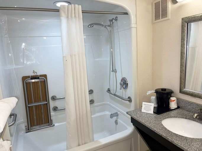 Bathroom 5, Motel 6 Oklahoma City, OK - Fairgrounds West, Oklahoma