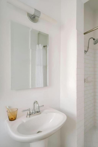 Bathroom 4, Hotel Beverly Terrace - Beverly Hills/West Hollywood, Los Angeles