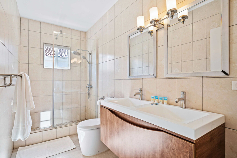 Bathroom 4, Rooi Santo 128