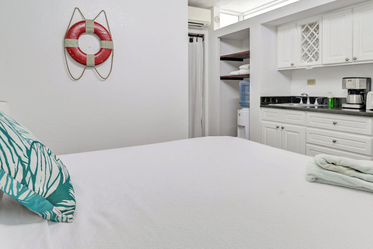 Room 5, Sea Vue Luxury Vacation Condominiums, Roatán