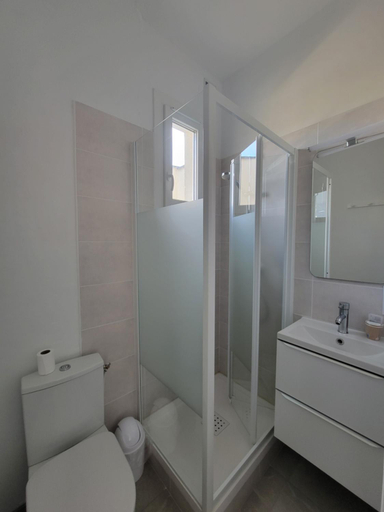 Bathroom 2, Hotel l'Etoile, Gard
