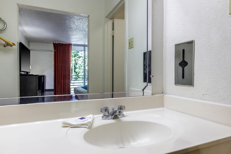Bathroom 4, Motel 6 Dumfries, VA, Prince William