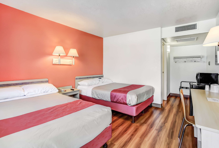 Bedroom 2, Motel 6 Medford, OR, Jackson