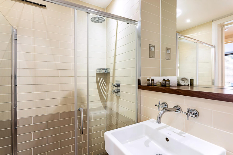 Bathroom 4, Wonderful Holborn Apartment, London