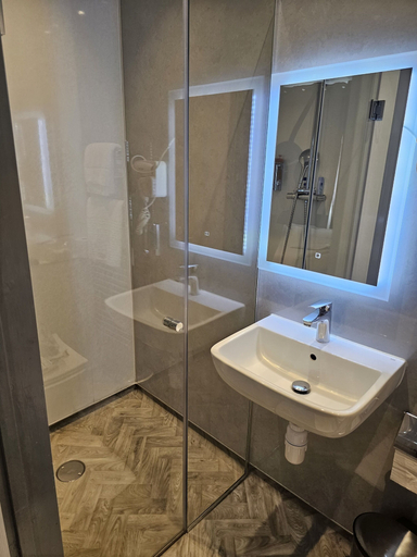 Bathroom 3, Casuarina Tree, London