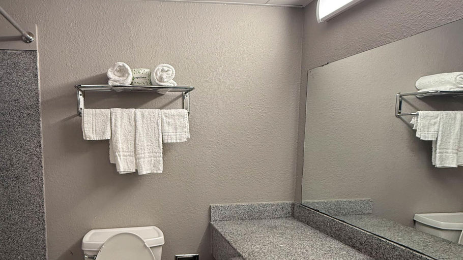 Bathroom 4, Motel 6 Oklahoma City, OK - South, Oklahoma