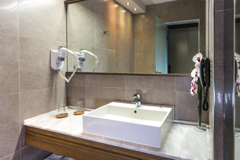 Bathroom 5, Cosmopolitan Hotel by GHH, Central Macedonia
