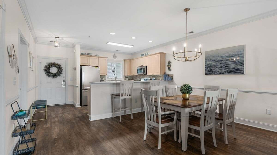 Interior 4, Magnolia Pointe Luster Leaf 4833-202, Horry