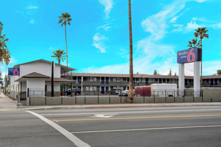 Exterior & Views 2, Studio 6 Suites – San Bernardino, CA, San Bernardino
