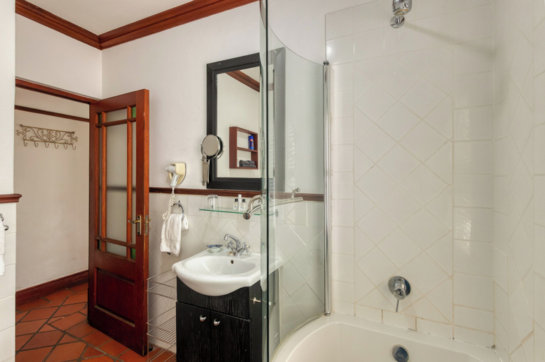 Bathroom 4, Berg en Zee Guesthouse, City of Cape Town