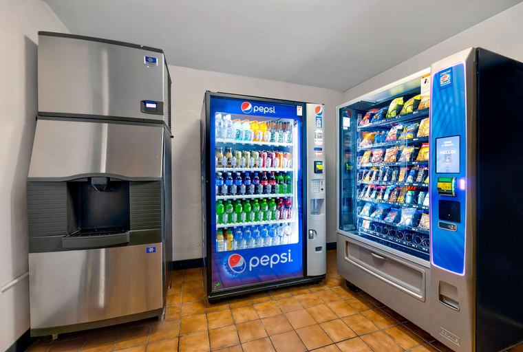 Food & Drinks 5, Motel 6 Cedar Rapids, IA - Airport, Linn