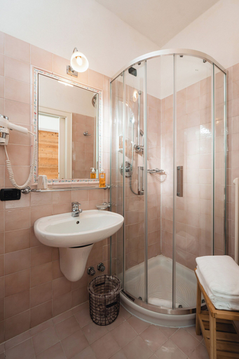 Bathroom 4, Hotel Oasi, Belluno