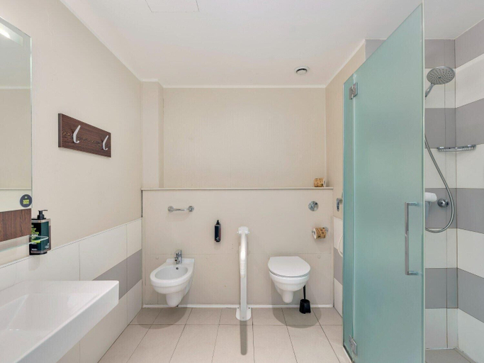 Bathroom 4, B&B Hotel Cremona, Cremona