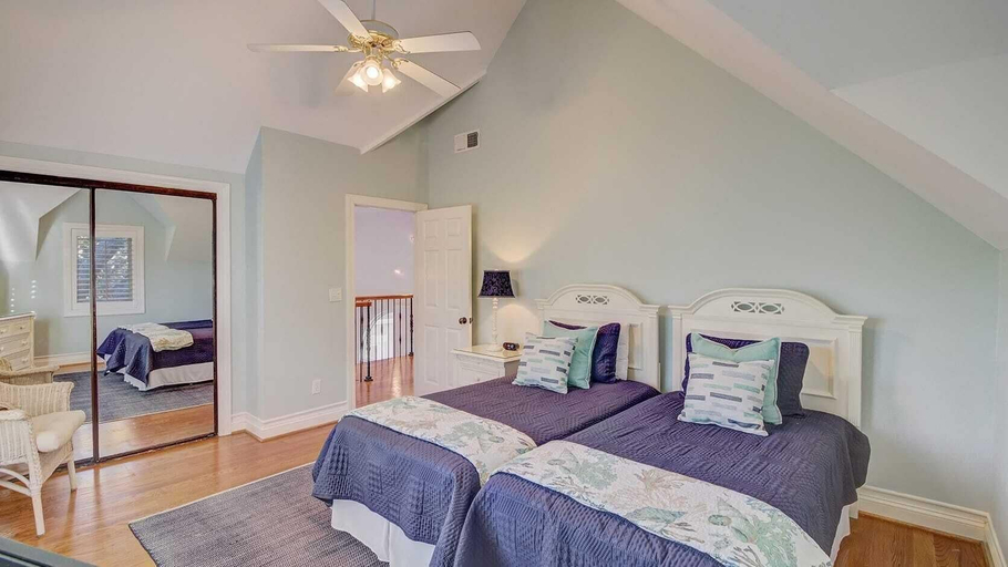 Bedroom 5, 28 Beachwood West by Avantstay Close to Beach, Multiple Decks & Private Pool!, Charleston