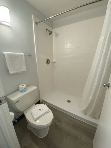 Bathroom 4, Motel 6 Windsor Locks, CT - Hartford, Hartford