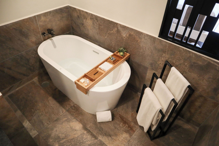 Bathroom 4, Mesón del Valle, Zamora