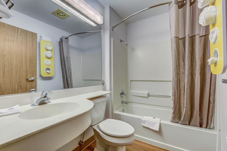 Bathroom 5, Motel 6 Sutherlin, OR, Douglas