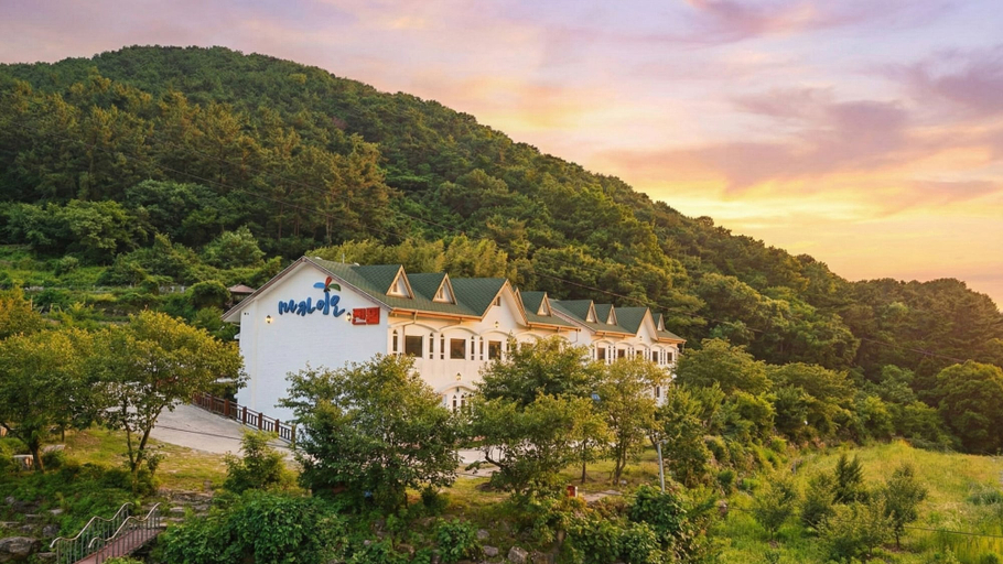 Exterior & Views 2, Tongyoung Macaio Pension, Tongyeong
