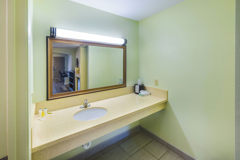 Bathroom 4, Super 8 by Wyndham Jackson MS Near the Fairgrounds, Hinds