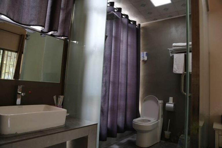 Bathroom 1, Shadian Ping'an Inn, Honghe Hani and Yi