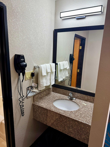 Bathroom 4, Days Inn by Wyndham Lincoln, IL/Route 66, Logan