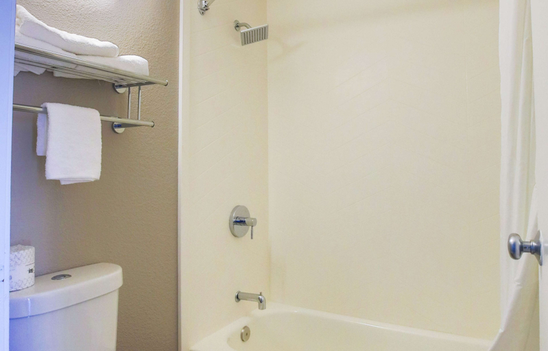 Bathroom 4, Motel 6 Sacramento, CA - Central, Sacramento