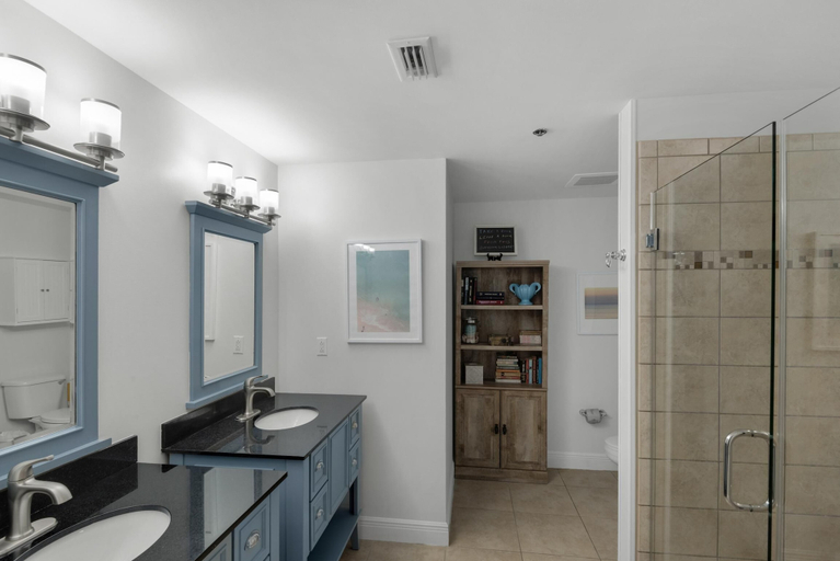 Bathroom 4, Sterling Breeze 804, Bay