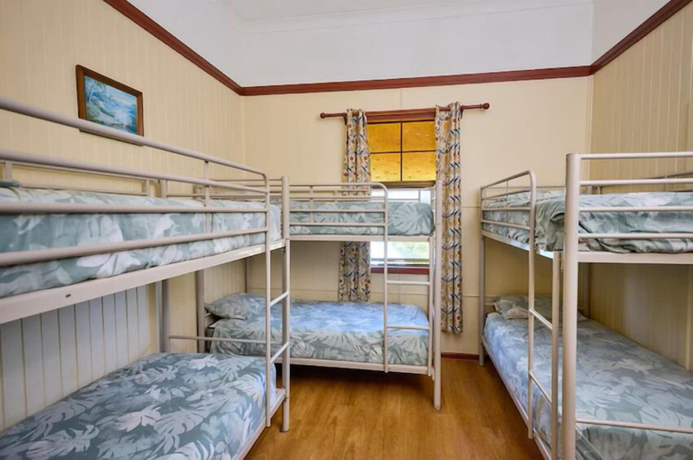 Bedroom 4, On The Wallaby Eco Lodge - Hostel, Eacham