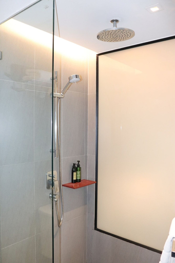 Bathroom 5, The Quart Ruamrudee by UHG, Pathum Wan