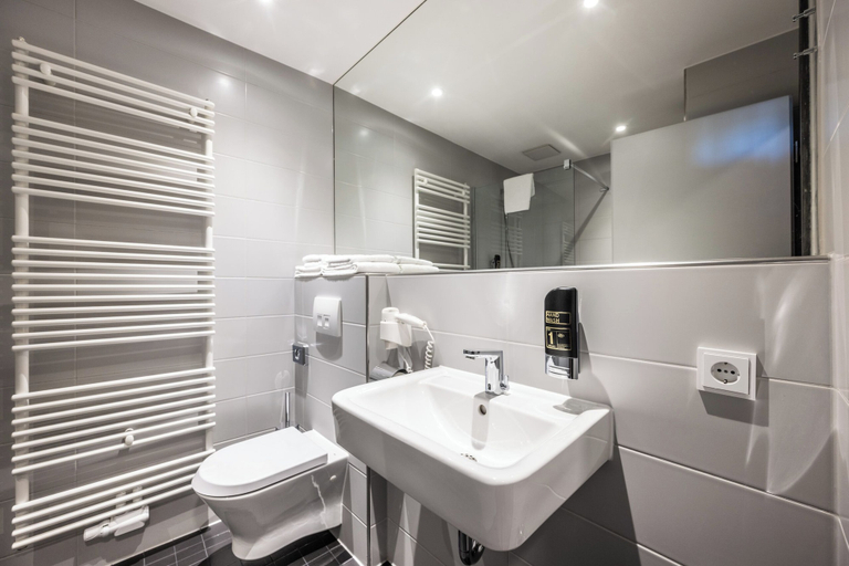 Bathroom 5, Coffee Fellows Hotel Irschenberg Süd, Miesbach