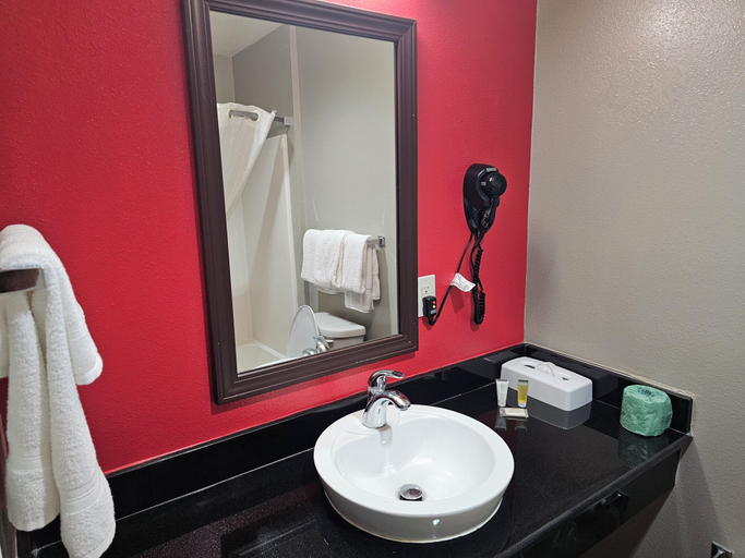 Bathroom 4, Super 8 by Wyndham Kenedy, Karnes