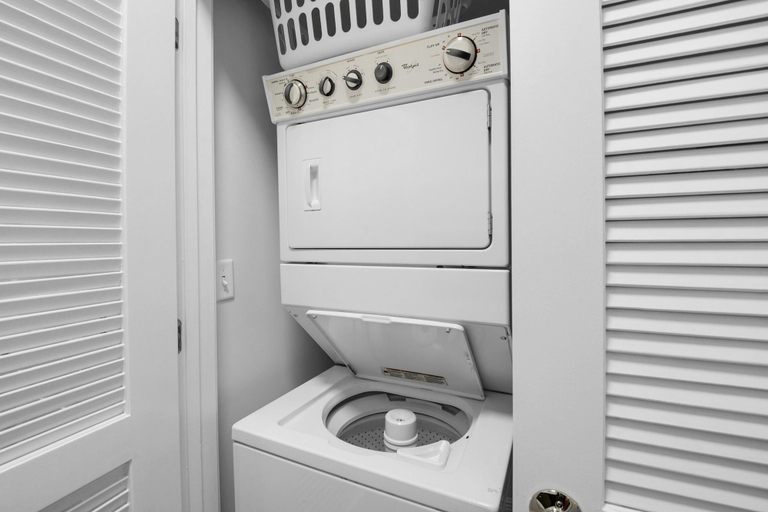Bathroom 4, Sterling Breeze 2006, Bay