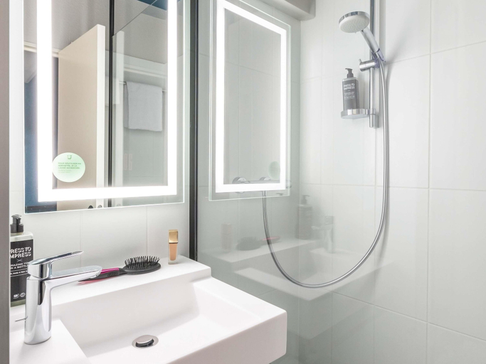 Bathroom 4, ibis Styles Bordeaux Meriadeck, Gironde