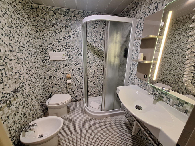 Bathroom 4, B&B Hotel Udine, Udine