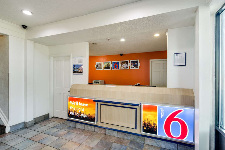 Others 5, Motel 6 Waukegan, IL, Lake