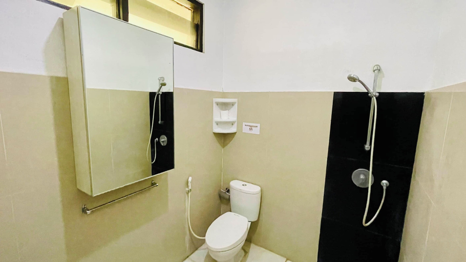 Bathroom 5, Aman Gati Hotel Lakey, Dompu