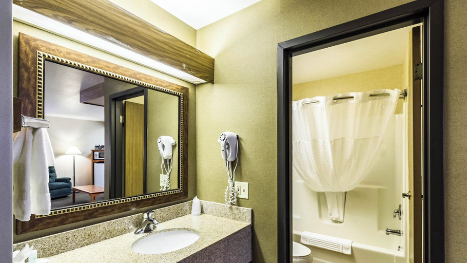 Bathroom 4, Studio 6 Minot, ND, Ward