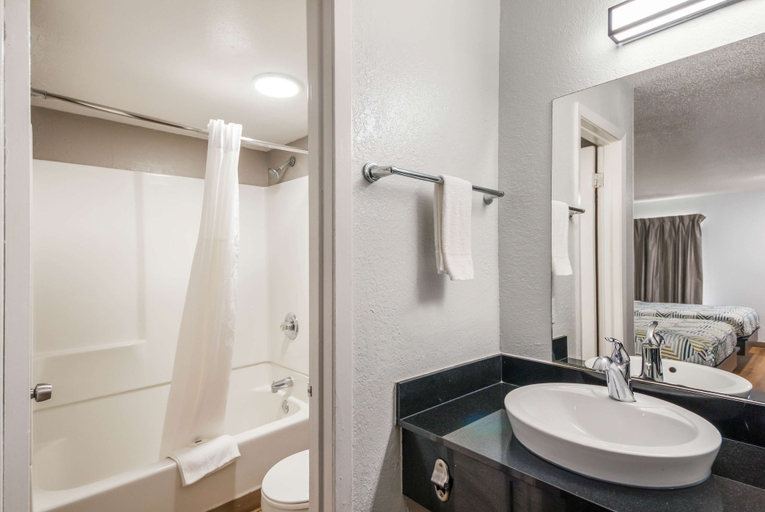 Bathroom 4, Studio 6 Laredo, TX - North I-35, Webb