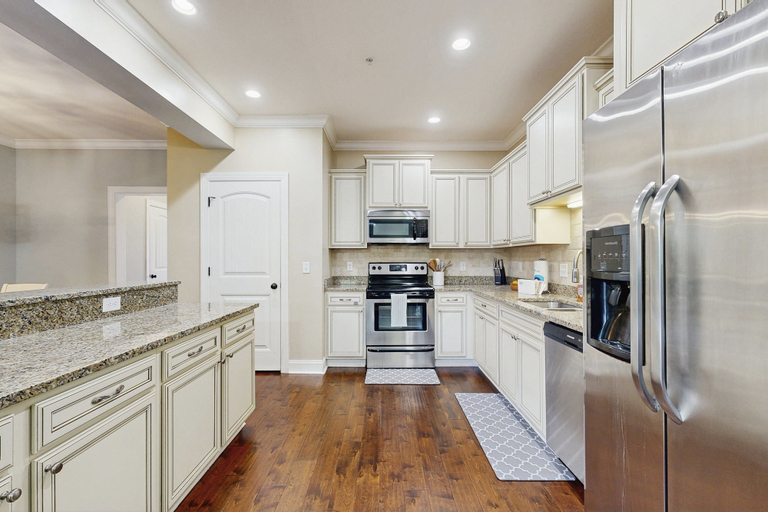 Private kitchen 2, Charming Southern Townhouse W/enclosed Yard & Access to Community Pool, Glynn