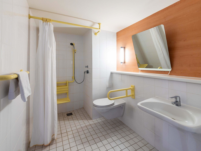 Bathroom 4, B&B HOTEL Duisburg HBF Nord, Duisburg