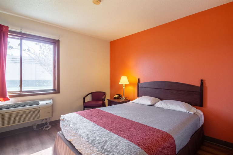 Bedroom 3, Motel 6 Saukville, WI, Ozaukee